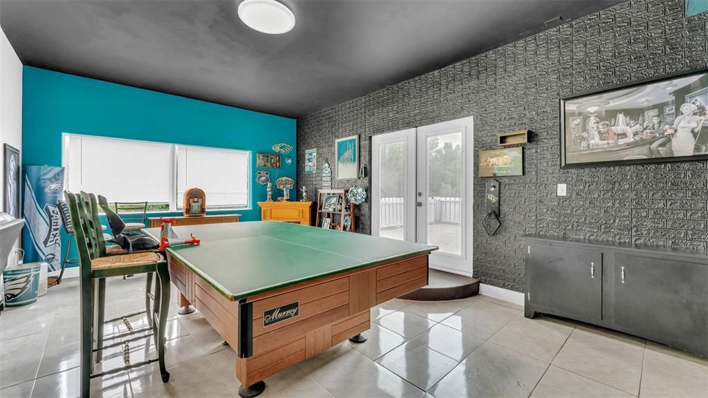 Game Room, Interior