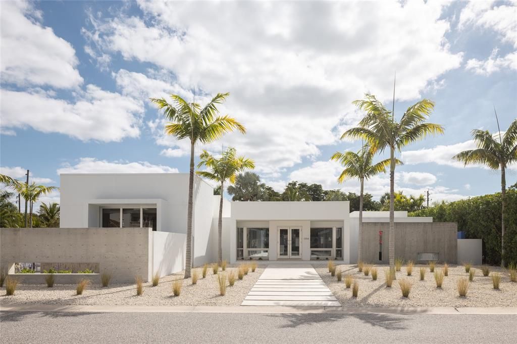 Exterior, Facade, Modern