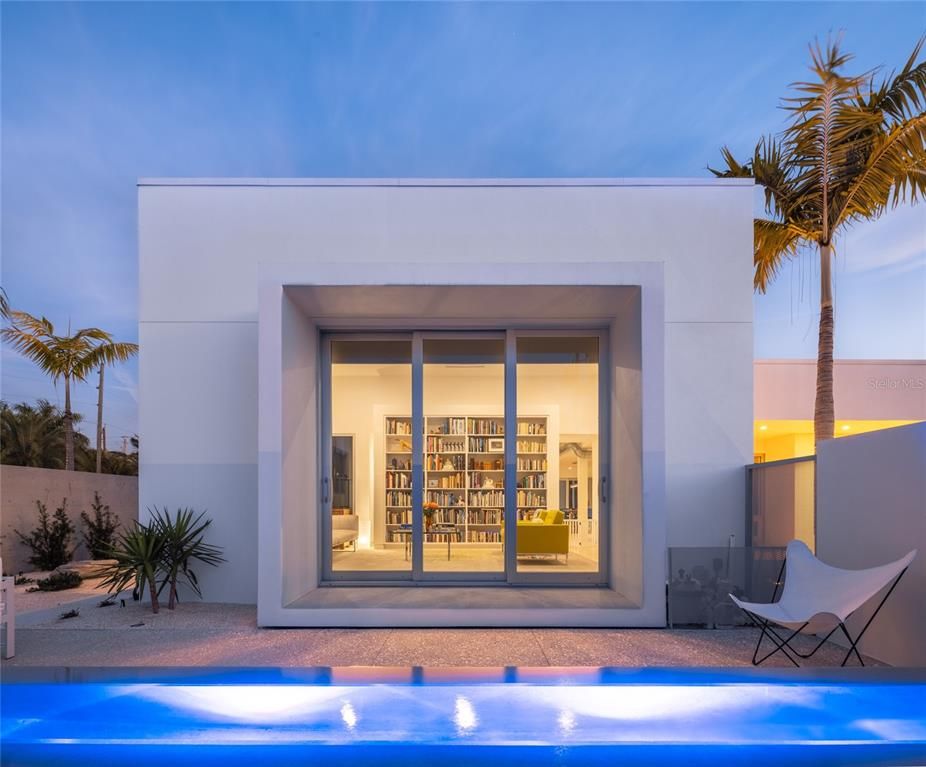 Exterior, Facade, Pool, Modern