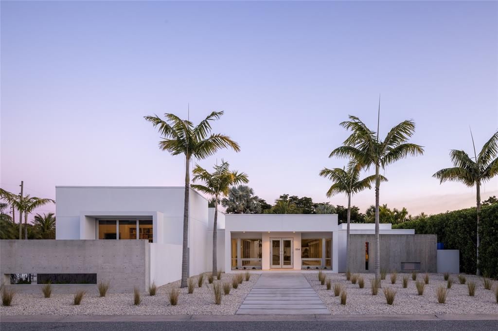 Exterior, Facade, Modern