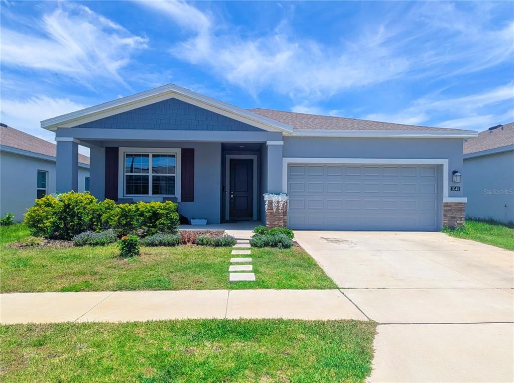 Attached, Exterior, Facade, American Craftsman