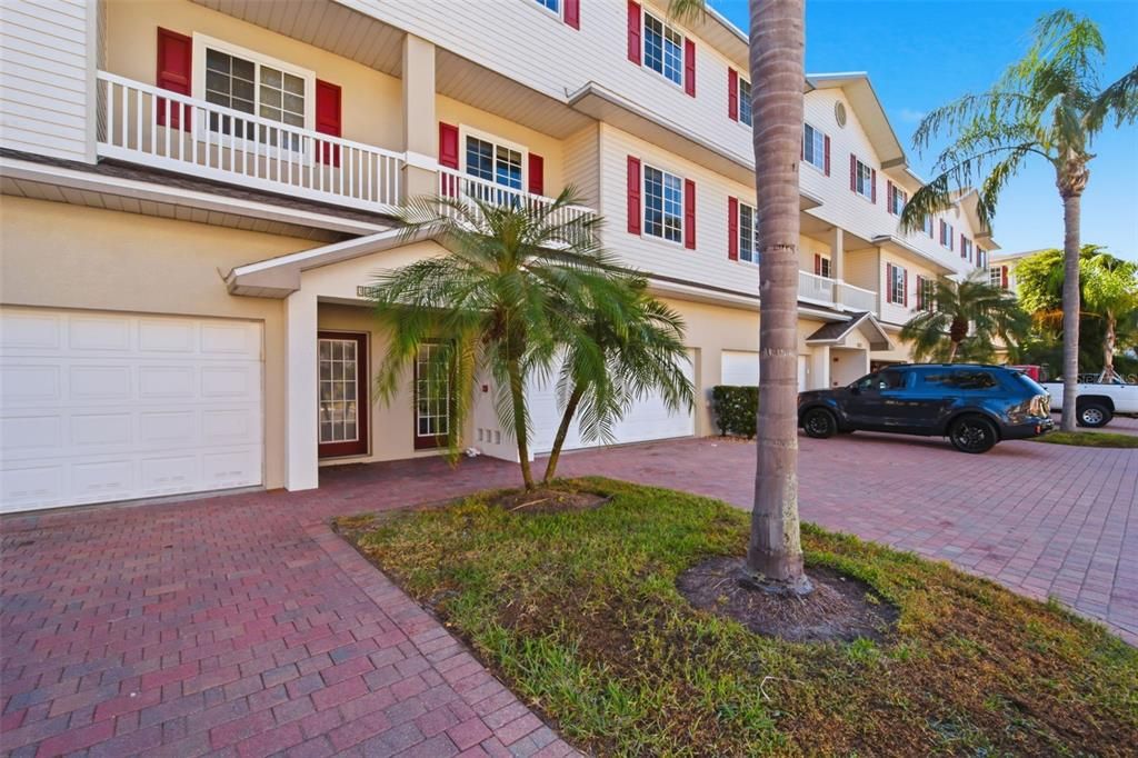 Attached, Exterior, Facade, None