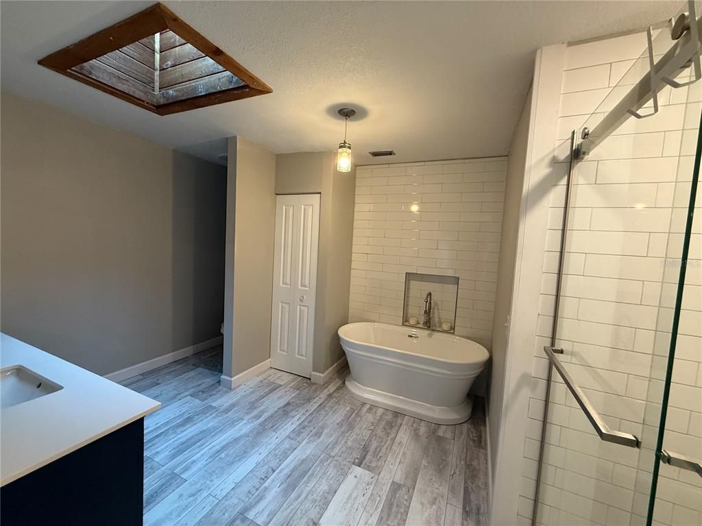 Bathroom, Free Standing Baths, Interior, Pendant Lights, Wood Texture Flooring