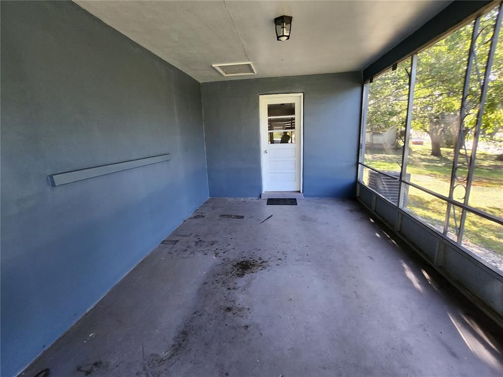 Empty room, Interior