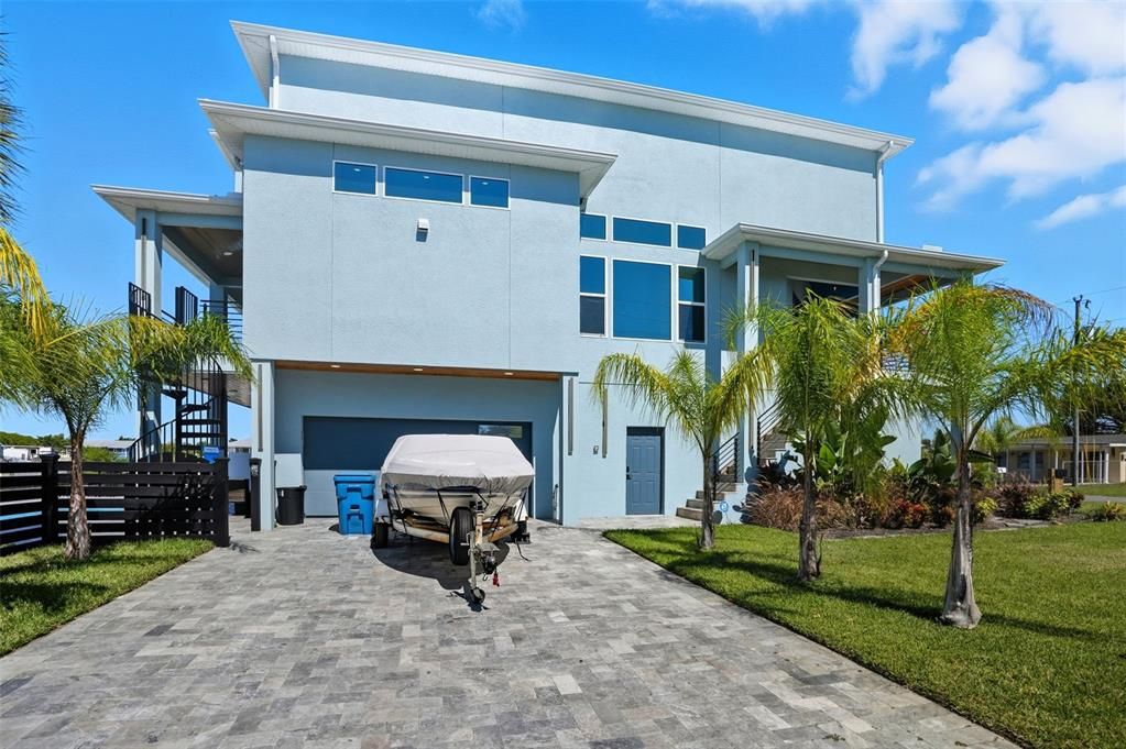 Attached, Exterior, Facade, Modern