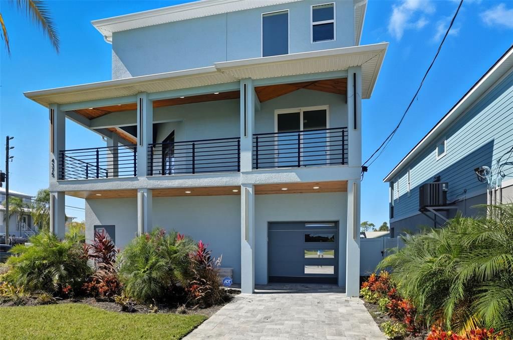 Attached, Exterior, Facade, Modern