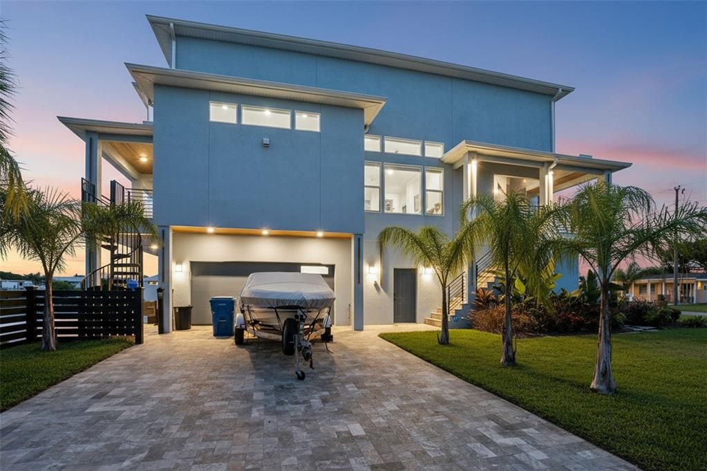 Attached, Exterior, Facade, Modern