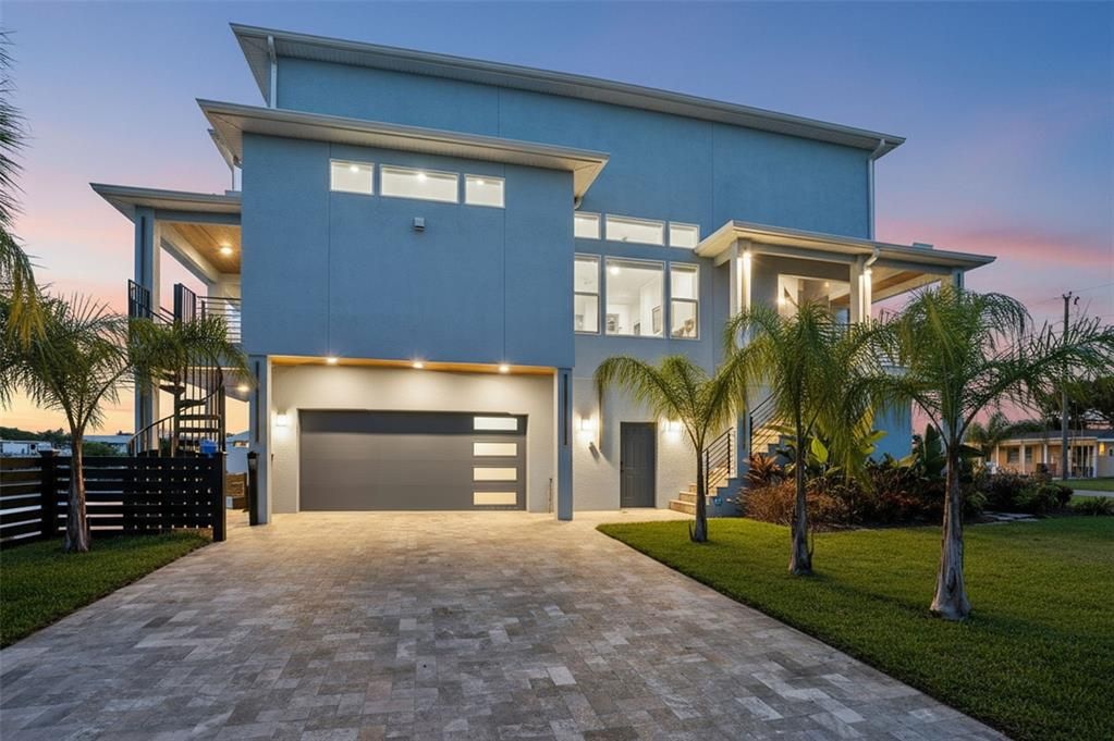 Attached, Exterior, Facade, Modern