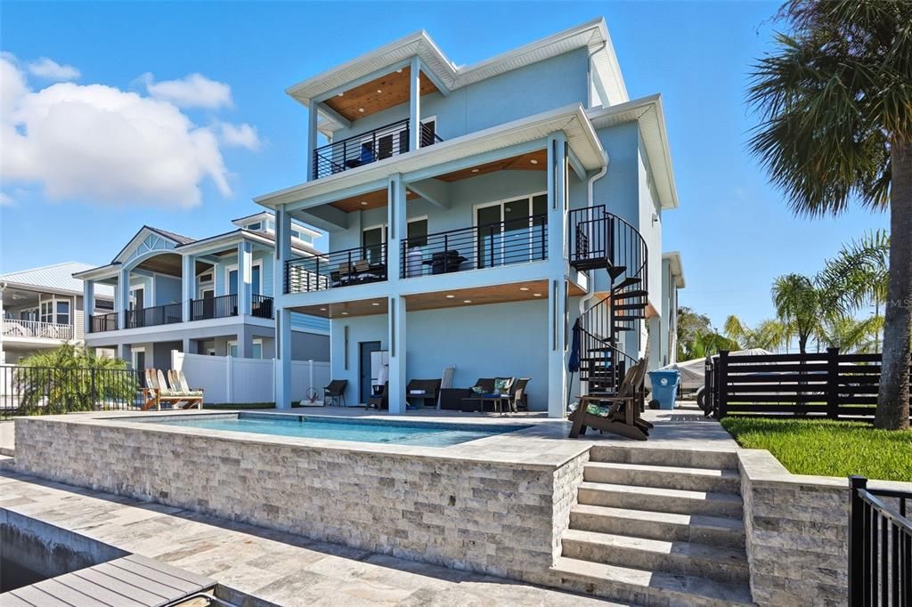 Exterior, Facade, Pool, Modern