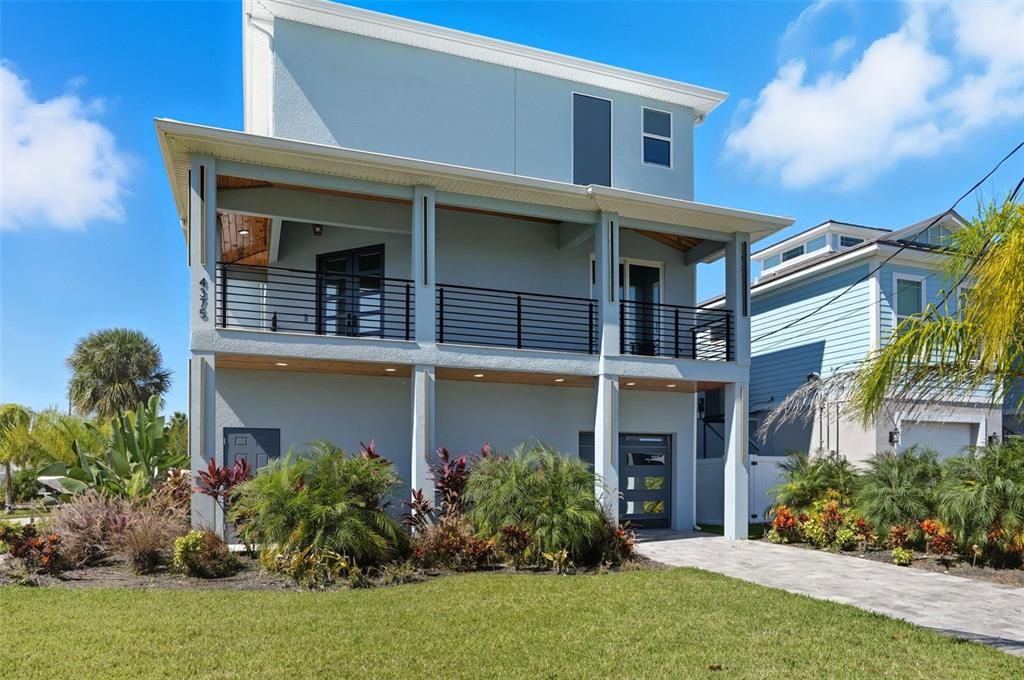 Exterior, Facade, Modern