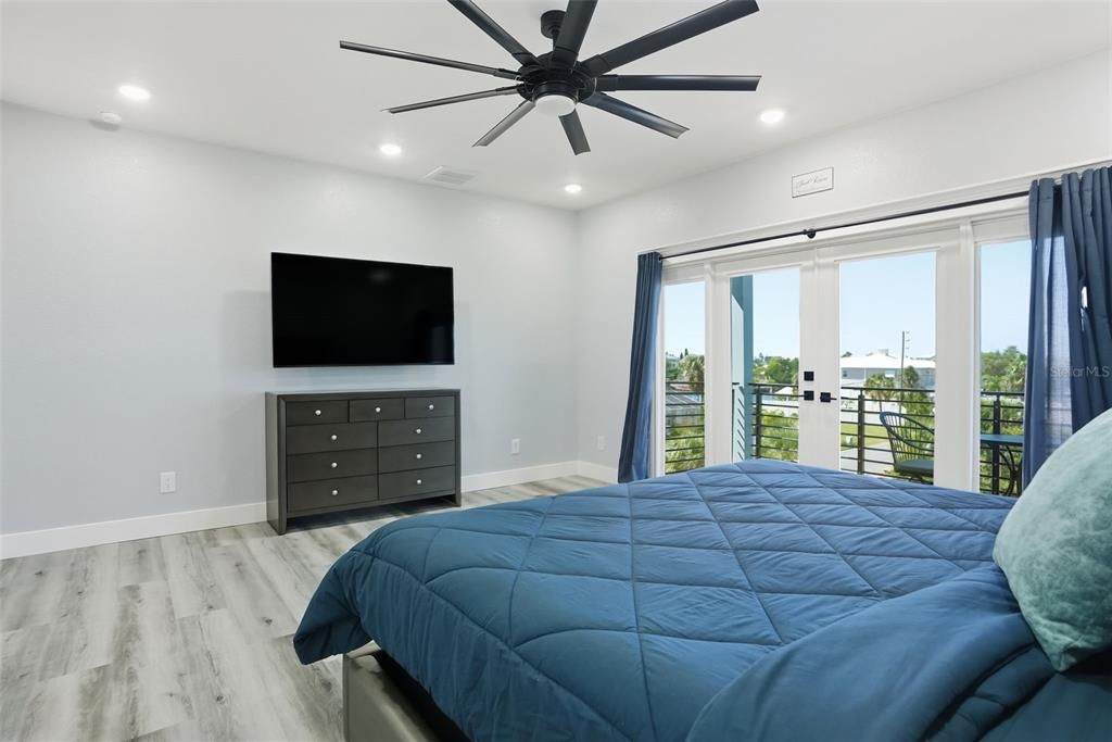 Bedroom, Interior, Recessed Lighting, Water, Wood Texture Flooring