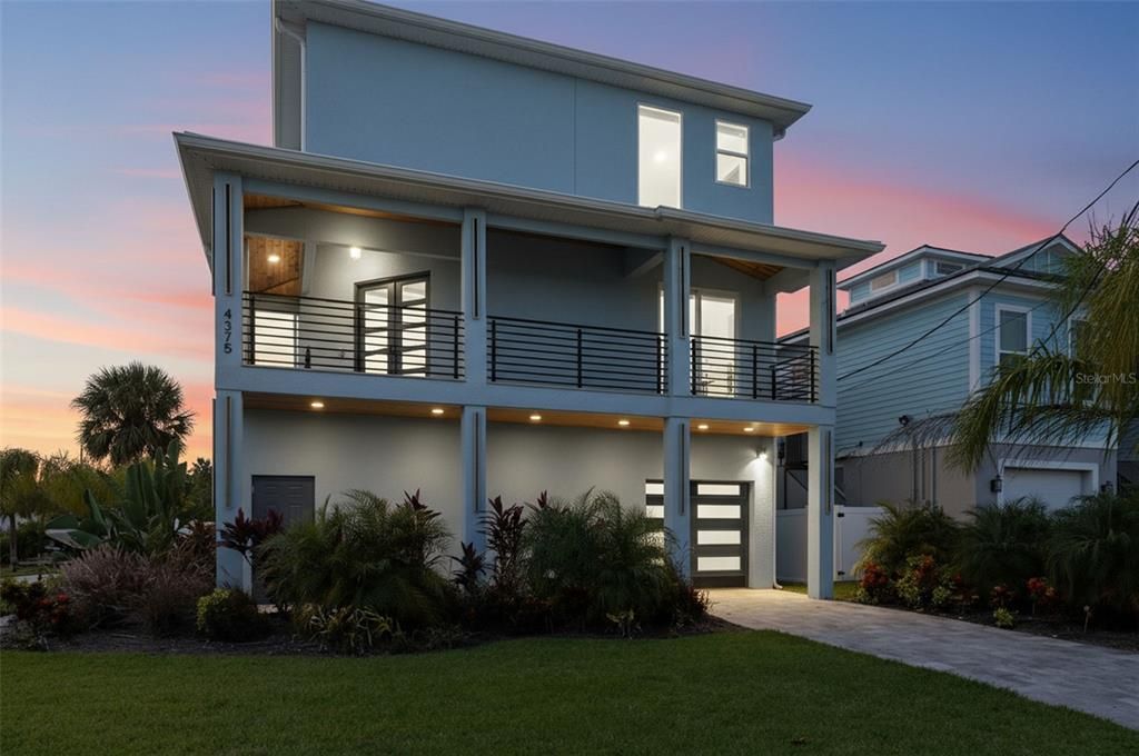 Attached, Exterior, Facade, Modern