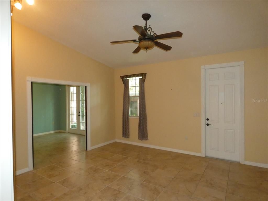 Empty room, Interior