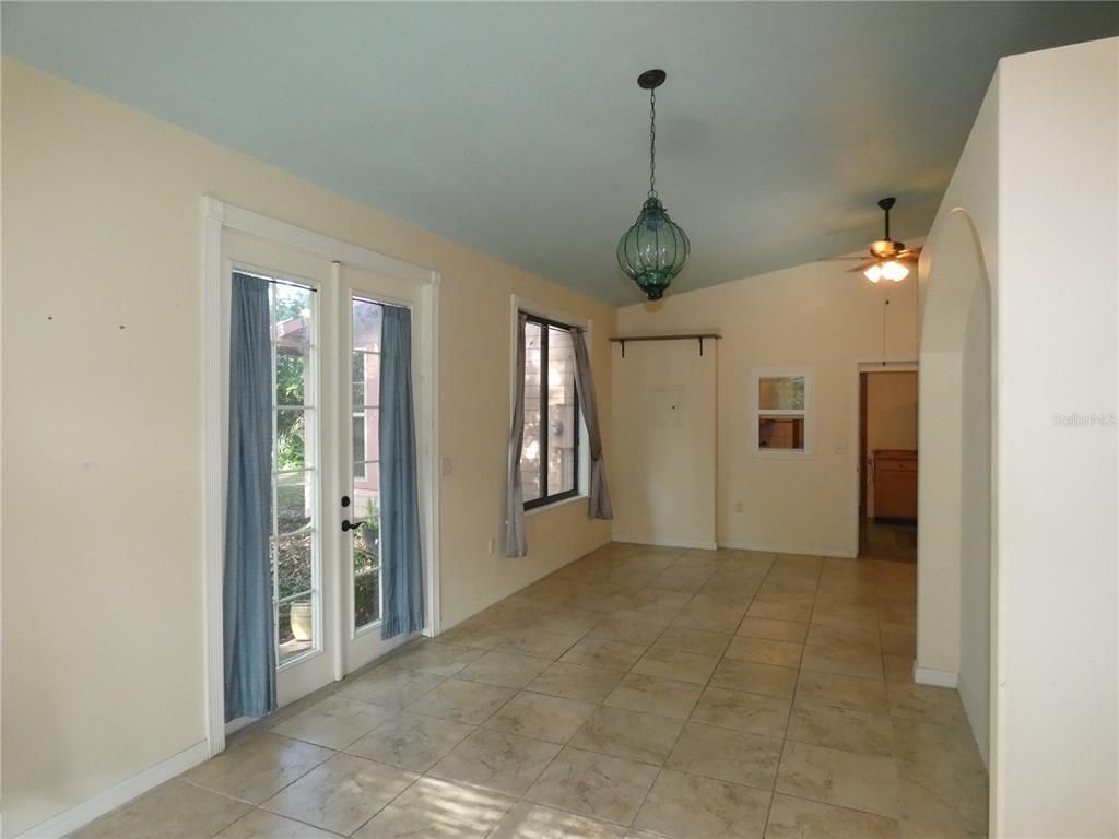 Empty room, Interior, Pendant Lights