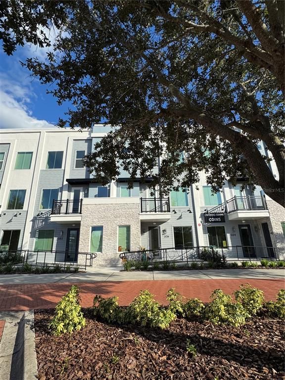 Exterior, Facade, Rowhouse