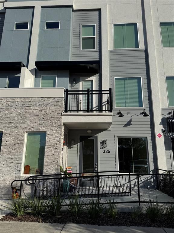 Exterior, Facade, Rowhouse