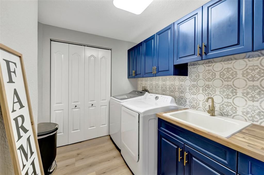 Interior, Washer, Wood Texture Flooring