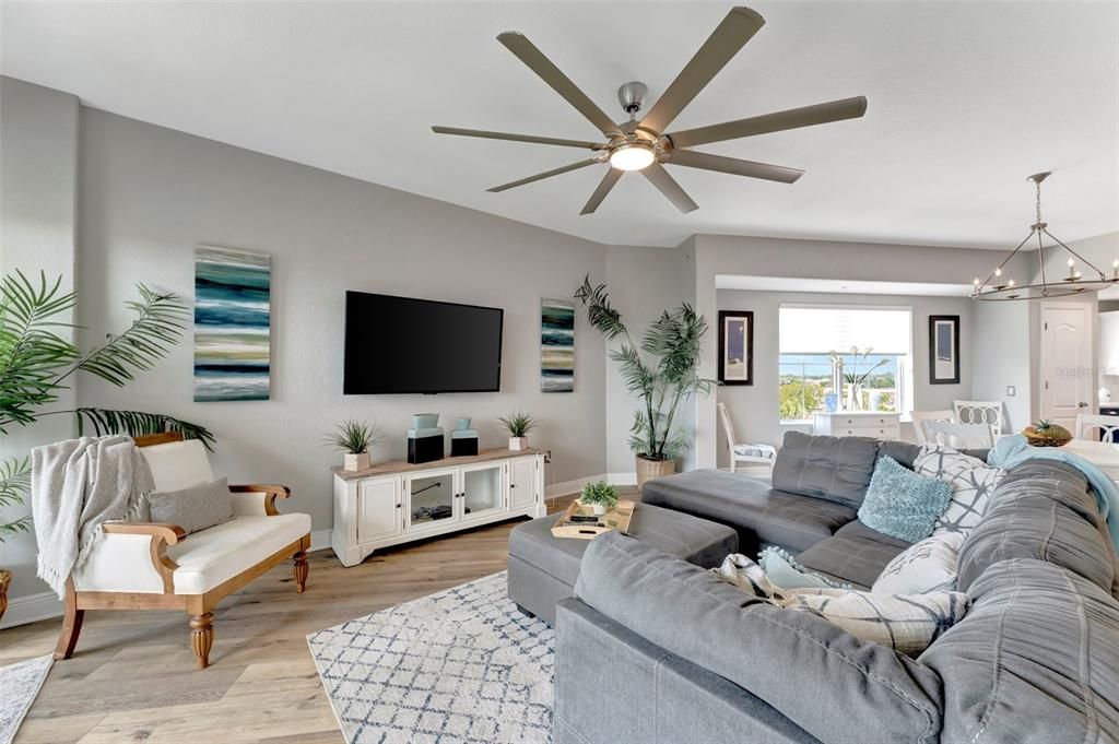 Chandelier, Dining room, Interior, Living room, Pendant Lights, Water, Wood Texture Flooring