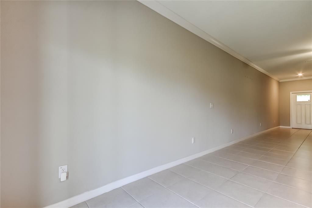 Empty room, Interior