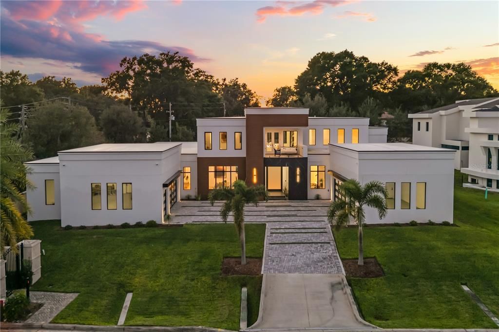 Exterior, Facade, Modern