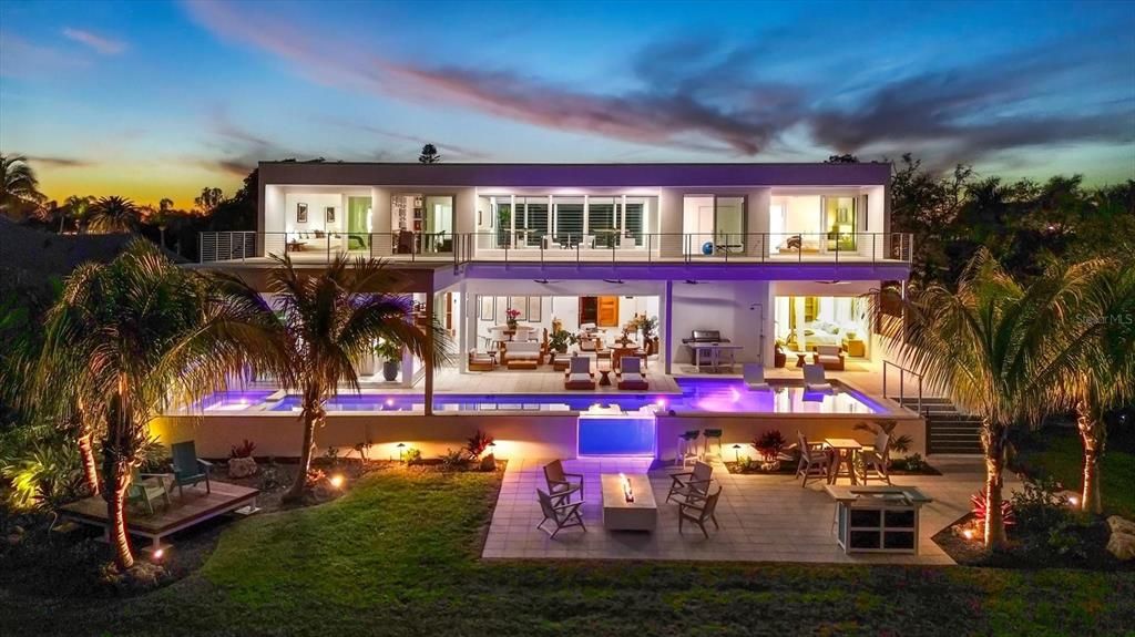 Exterior, Outdoor Kitchen, Pool