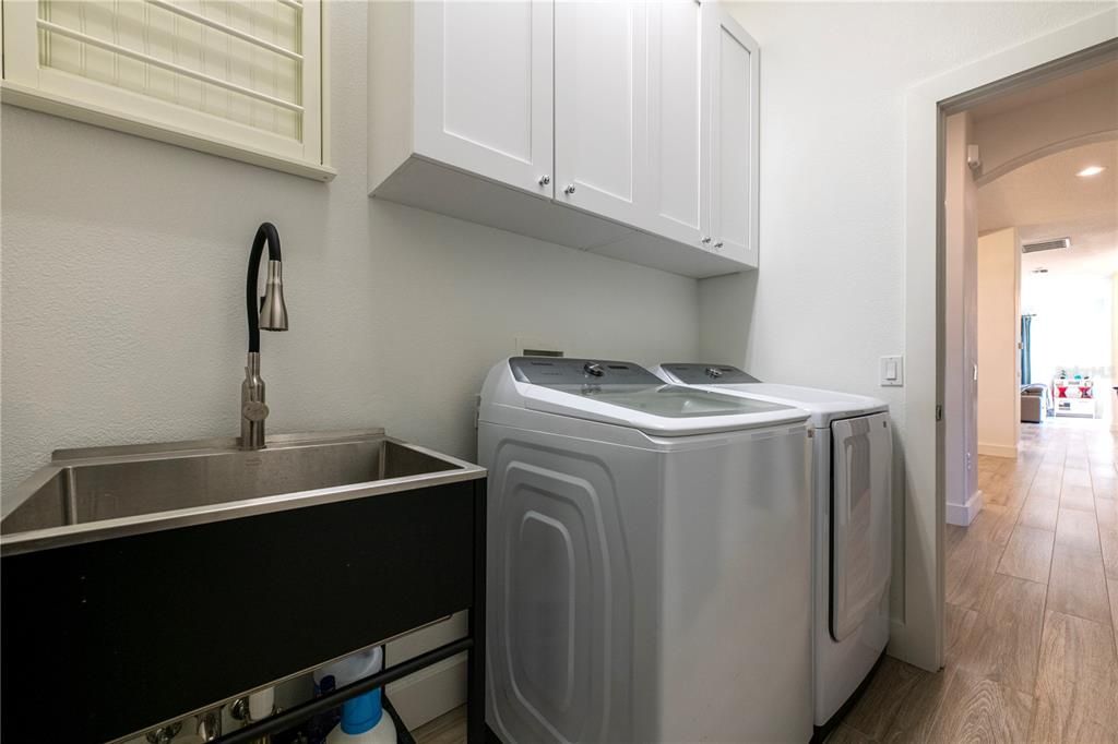 Interior, Recessed Lighting, Washer, Wood Texture Flooring