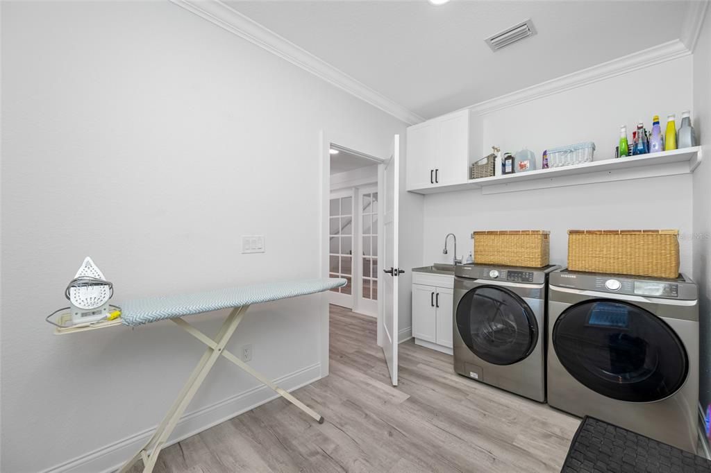 Interior, Recessed Lighting, Washer, Wood Texture Flooring