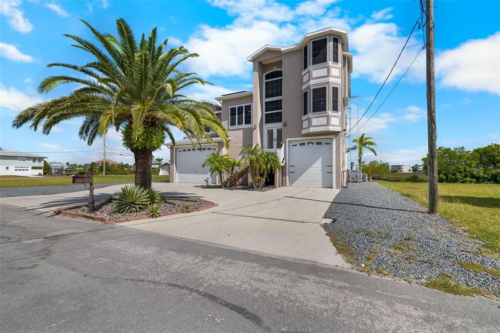 Attached, Exterior, Facade, Rowhouse
