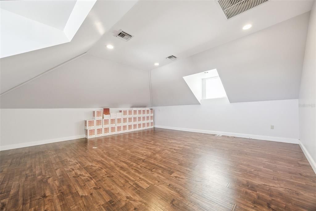 Empty room, Interior, Recessed Lighting, Wood Texture Flooring