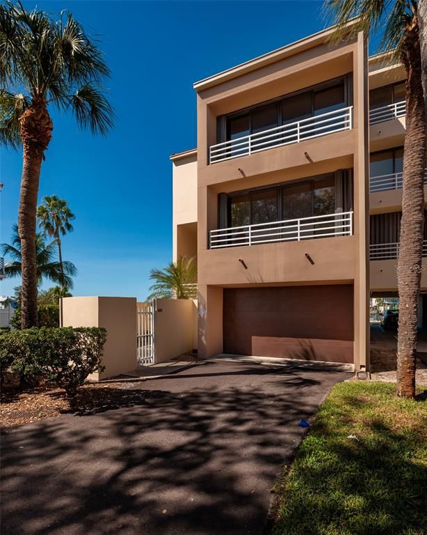 Attached, Exterior, Facade, Modern