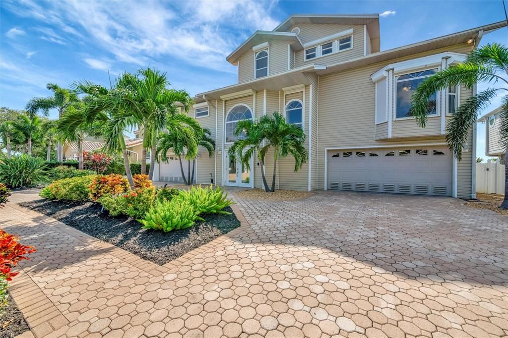 Attached, Exterior, Facade, Modern