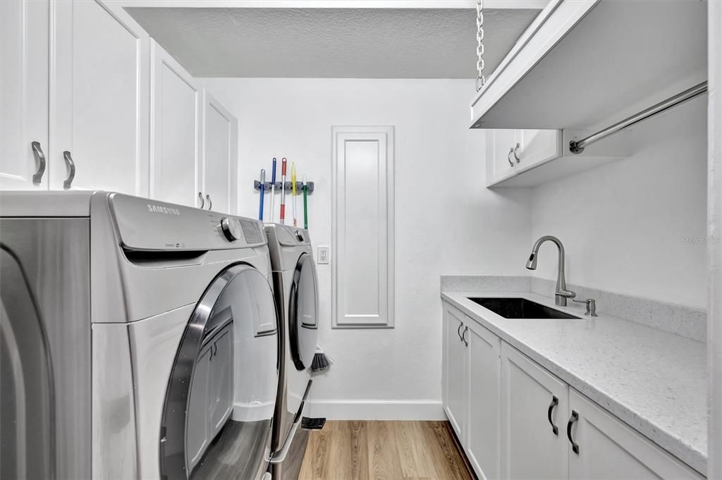 Interior, Washer, Wood Texture Flooring