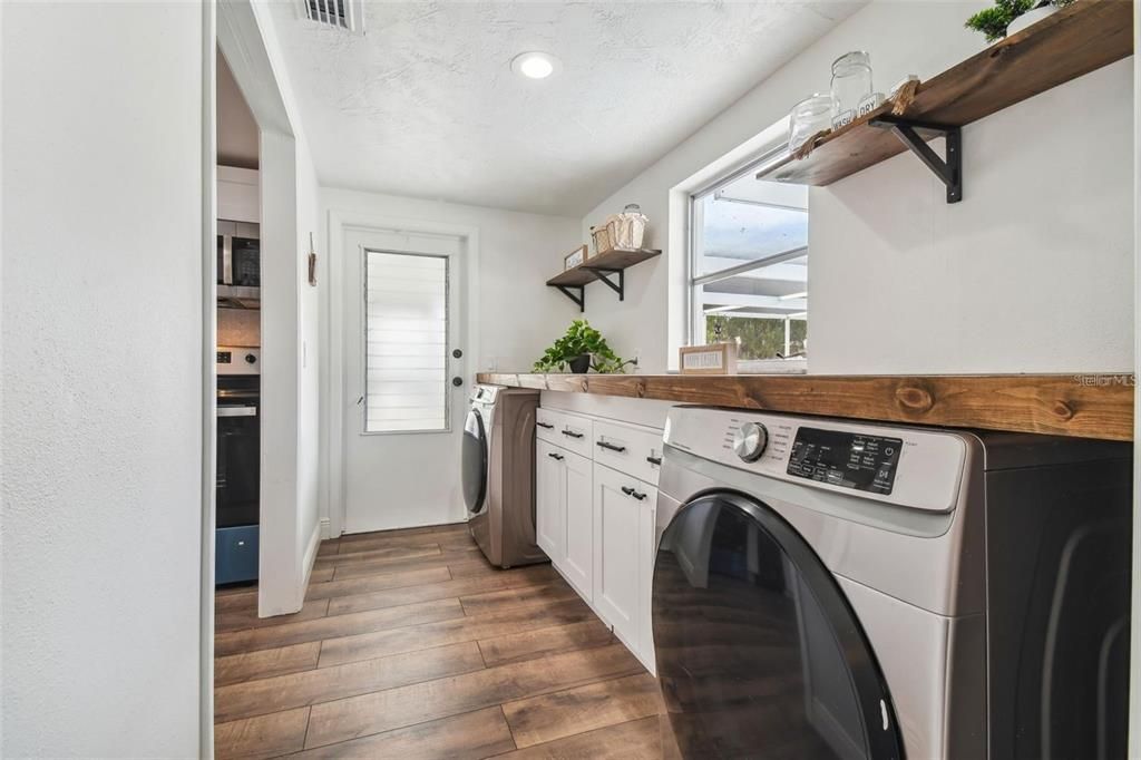 Interior, Recessed Lighting, Washer, Wood Texture Flooring