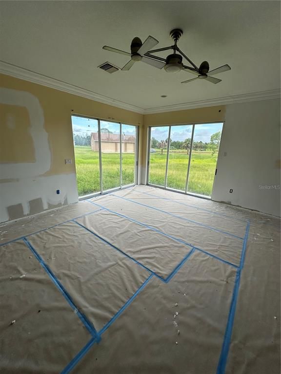 Empty room, Interior