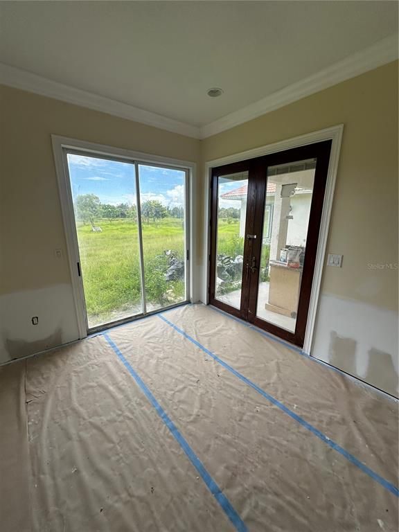 Empty room, Interior