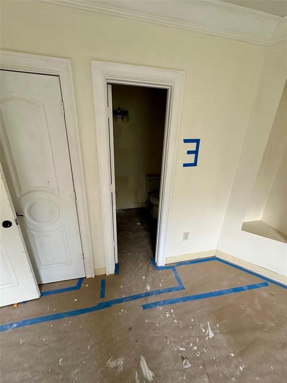 Empty room, Interior