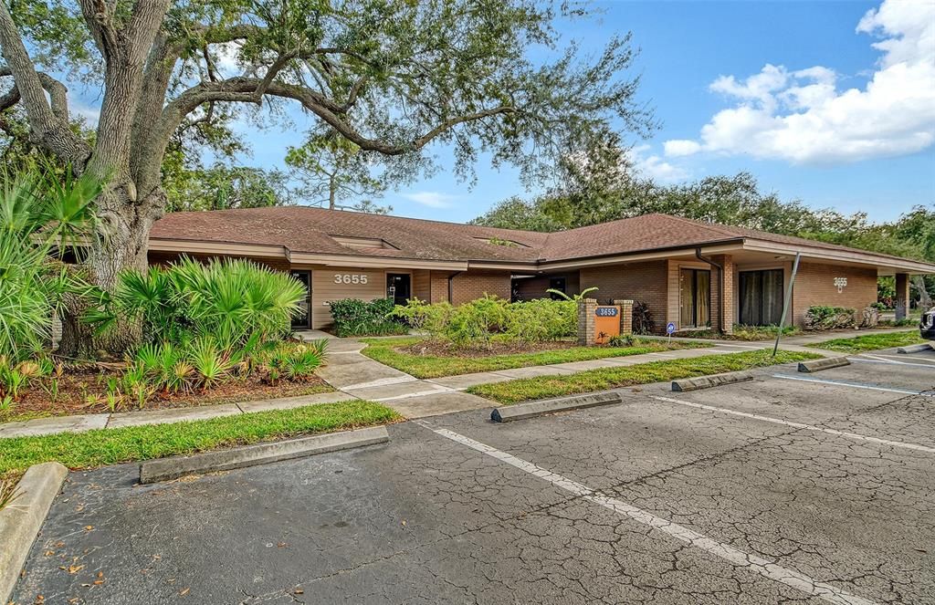 Exterior, Facade, Brick Facade, Ranch