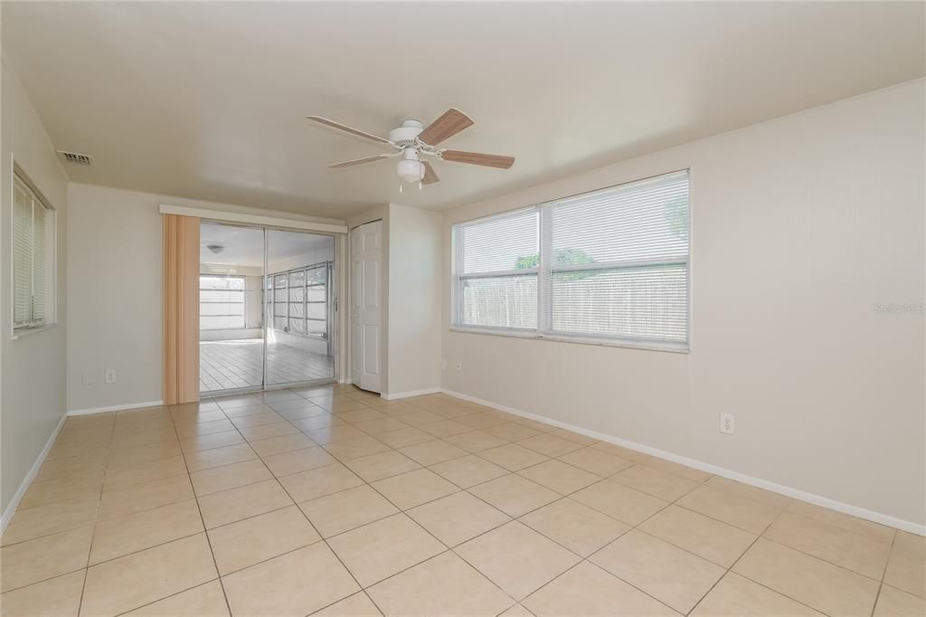 Empty room, Interior
