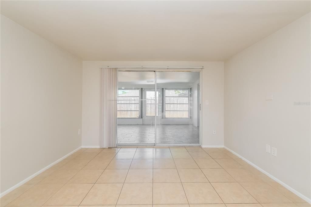 Empty room, Interior