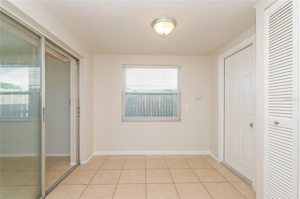 Empty room, Interior