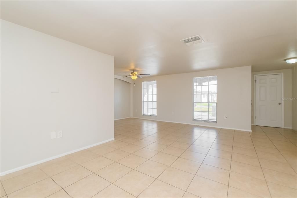 Empty room, Interior