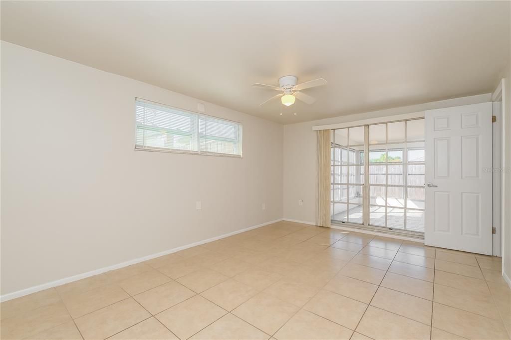 Empty room, Interior