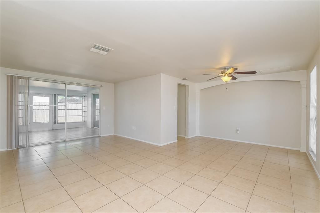 Empty room, Interior