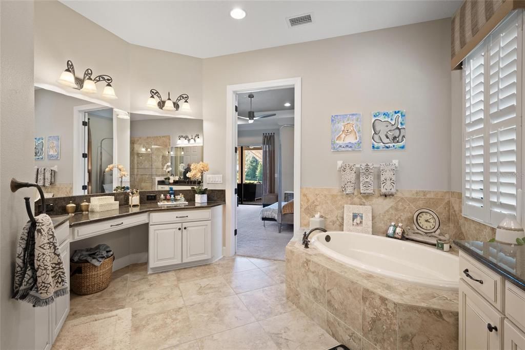 Bathroom, Dual Sink Vanities, Interior, Recessed Lighting