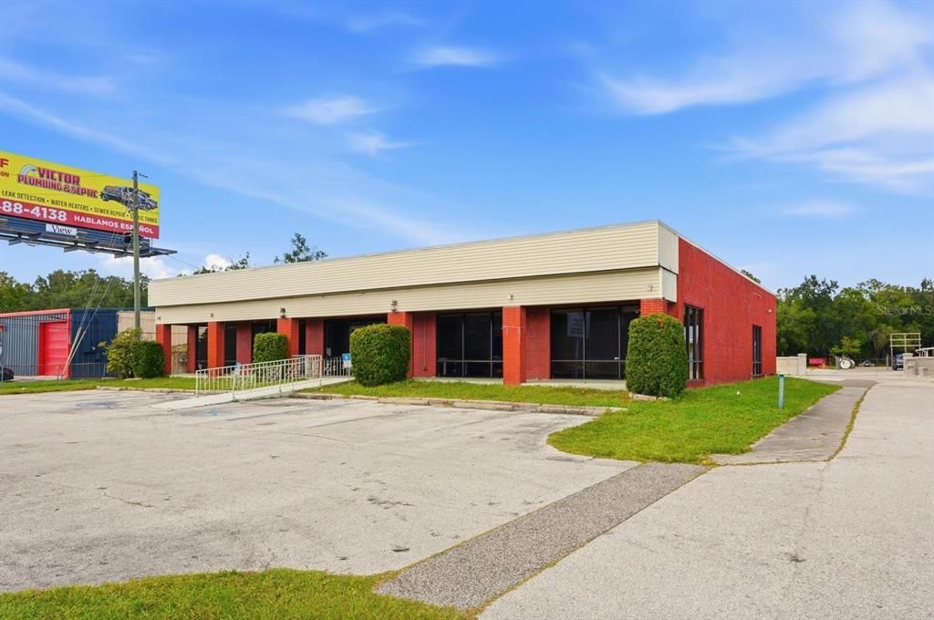 Backyard, Exterior, Facade, Brick Facade, Ranch