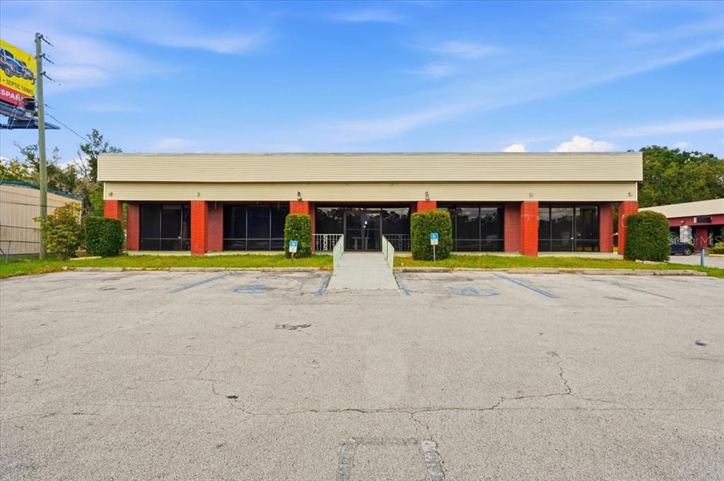 Exterior, Facade, Ranch