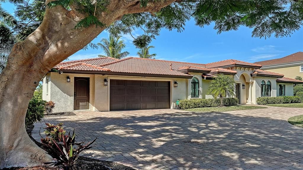 Attached, Exterior, Facade, Mediterranean