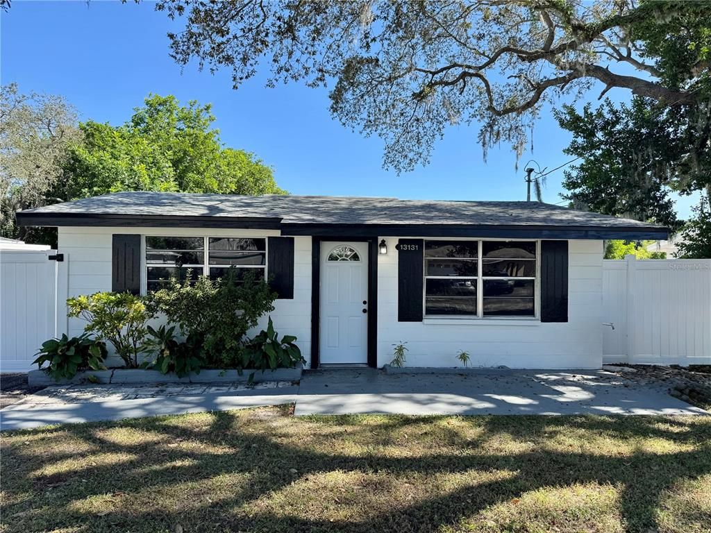 Exterior, Facade, Ranch