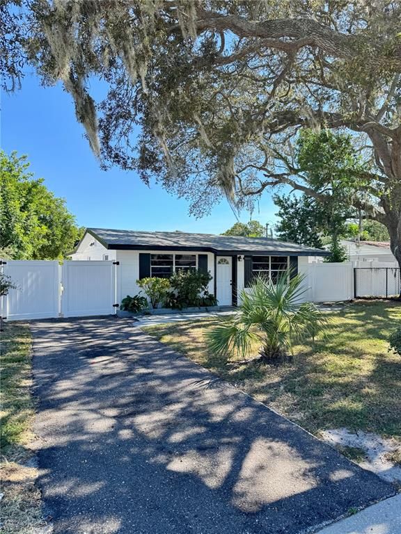 Backyard, Exterior, Facade, Ranch