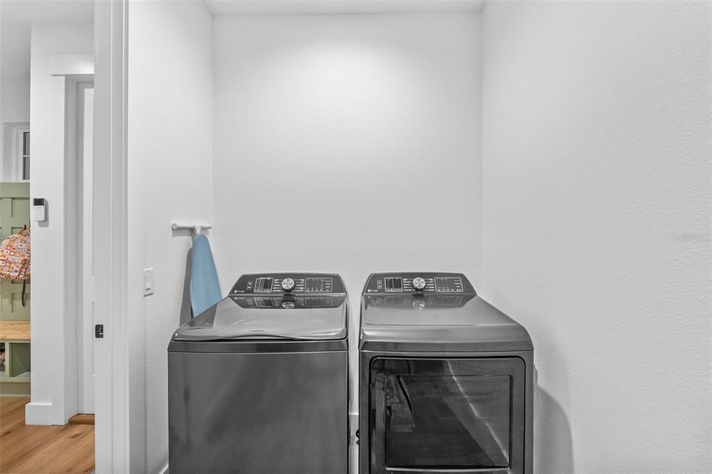 Interior, Washer, Wood Texture Flooring